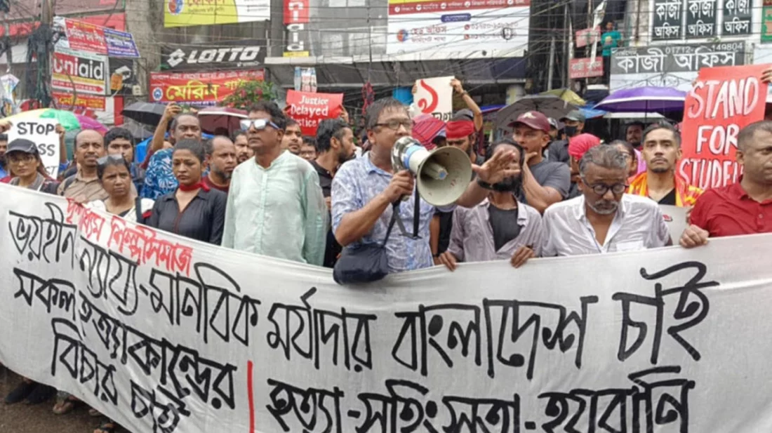 বৃষ্টিতে ভিজে শিক্ষার্থীদের সঙ্গে সংহতি জানালো অভিনয়শিল্পী-নির্মাতারা